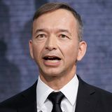 Als Bundesopferbeauftragter ist Pascal Kober zentraler Ansprechpartner für alle Betroffenen von terroristischen oder extremistischen Anschlägen im Inland. Er betreut zum Beispiel die Betroffenen des ICE-Messerangriffs im Jahr 2021 oder des Messerangriffs in Duisburg 2023. Kober sitzt für die FDP im Bundestag