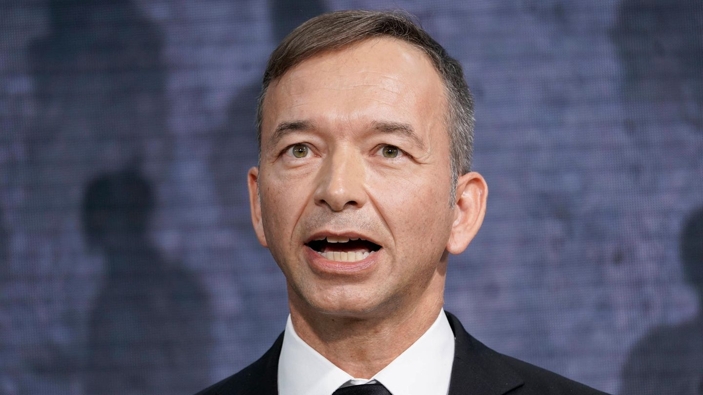 Als Bundesopferbeauftragter ist Pascal Kober zentraler Ansprechpartner für alle Betroffenen von terroristischen oder extremistischen Anschlägen im Inland. Er betreut zum Beispiel die Betroffenen des ICE-Messerangriffs im Jahr 2021 oder des Messerangriffs in Duisburg 2023. Kober sitzt für die FDP im Bundestag
