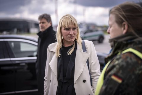 Amtsberg ist Bundestagsabgeordnete der Grünen. Zu ihren Aufgaben als Beauftragte gehört es, politische Entwicklungen zu verfolgen und der Außenministerin Vorschläge zur Gestaltung der deutschen Politik in diesen Bereichen zu machen. Sie pflegt Kontakte zu zahlreichen Menschenrechts- und Hilfsorganisationen