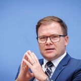 Als Beauftragter der Bundesregierung für Ostdeutschland soll Carsten Schneider, SPD, sich einsetzen für den gesellschaftlichen Zusammenhalt und auch die wirtschaftliche Entwicklung Ostdeutschlands. Sein Bezug zum Osten: Schneider wurde in Erfurt groß und lernte dort auch seine Frau kennen