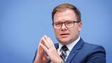 Als Beauftragter der Bundesregierung für Ostdeutschland soll Carsten Schneider, SPD, sich einsetzen für den gesellschaftlichen Zusammenhalt und auch die wirtschaftliche Entwicklung Ostdeutschlands. Sein Bezug zum Osten: Schneider wurde in Erfurt groß und lernte dort auch seine Frau kennen