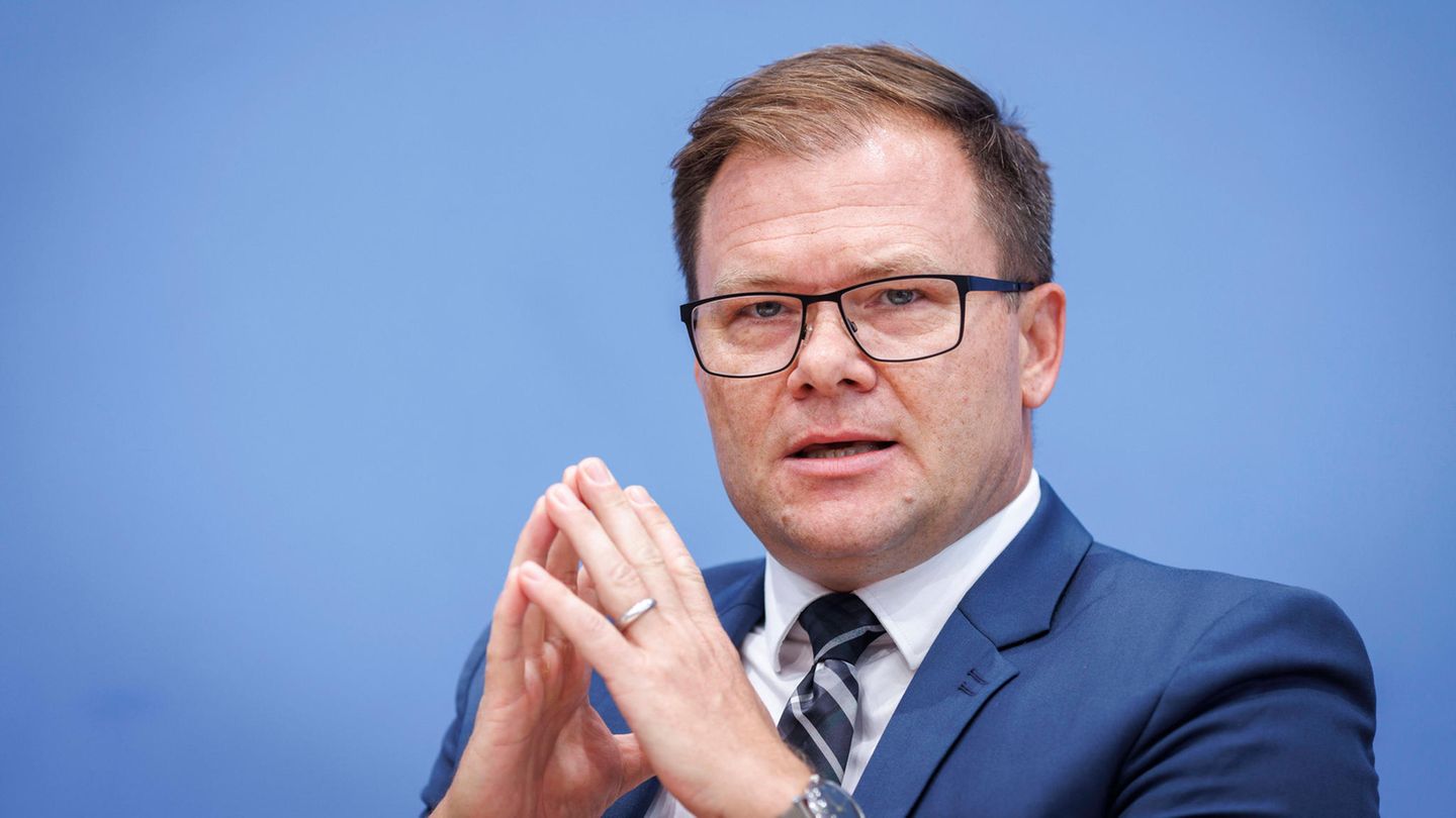 Als Beauftragter der Bundesregierung für Ostdeutschland soll Carsten Schneider, SPD, sich einsetzen für den gesellschaftlichen Zusammenhalt und auch die wirtschaftliche Entwicklung Ostdeutschlands. Sein Bezug zum Osten: Schneider wurde in Erfurt groß und lernte dort auch seine Frau kennen