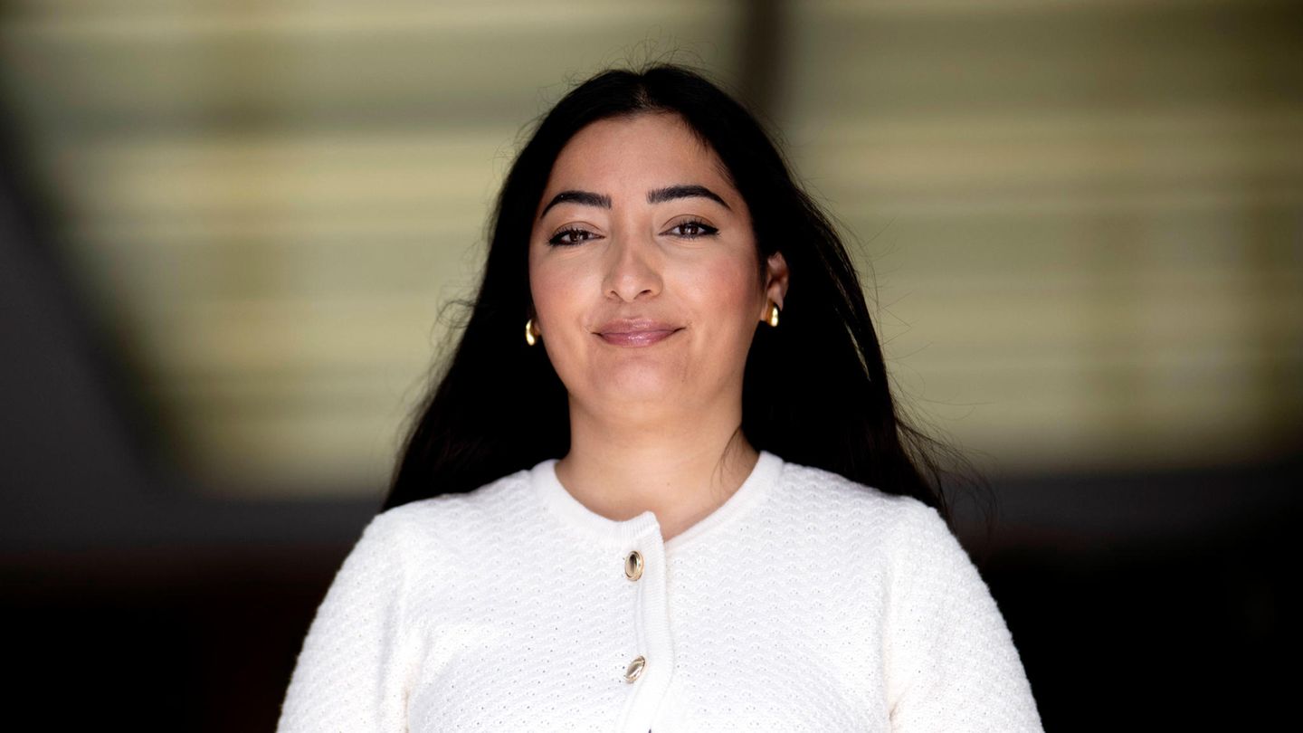 In ihrer ersten Rede als Integrationsbeauftragte sagte Alabali-Radovan: "Die Themen meines Amtes begleiten mich schon mein ganzes Leben. Die Herausforderungen und Chancen für Zugewanderte in unserem Land kenne ich aus eigener Erfahrung." Sie wurde 1990 als Kind irakischer Eltern in Moskau geboren. 1996 kam sie mit ihrer Familie nach Mecklenburg-Vorpommern. Sie ist SPD-Staatsministerin