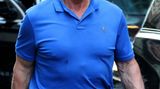Arnold Schwarzenegger im blauen Polo Ralph Lauren-Shirt