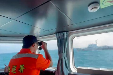 Achtung, China kommt: Ein Mitglied von Taiwans Küstenwache beobachtet ein chinesisches Schiff