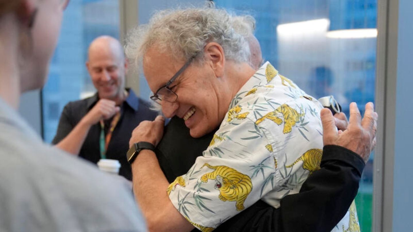 Es könnte ein wichtiger Schritt auf dem Weg zum Durchbruch bei Krebstherapien sein:   Der diesjährige Nobelpreis in Medizin wurde für die Entdeckung der sogenannten microRNA verliehen. Die spielen eine entscheidende Rolle dabei, welche Gene in den Zellen aktiv sind. Obwohl nahezu alle Zellen im menschlichen Körper die gleichen Erbanlagen enthalten – also die Baupläne der Proteine, die wir benötigen – produzieren verschiedene Zelltypen nur eine spezifische Auswahl davon. Eine Muskelzelle sieht also anders aus als eine Nervenzelle. Die US-amerikanischen Forscher Victor Ambos und Gary Ruvkun entdeckten, dass die sogenannte microRNA im Körper wie ein Filter wirkt, der steuert, welche Bauplan-Teile genutzt werden sollen und welche nicht.   Das Nobelpreis-Komitee spricht von einer "bahnbrechenden Entdeckung", mit ihr kann das erste Mal gezeigt werden, wie Zellen im Organismus sich trotz unterschiedlicher Erbinformationen unterschiedlich spezialisieren können. Heute wissen wir, dass microRNAs in vielen Prozessen eine Rolle spielen, darunter auch bei Krankheiten. Denn: Passiert bei dieser Proteinherstellung ein Fehler, werden wir krank. Damit könnte eine genaue Erforschung der microRNAs der Schlüssel zur Therapie von Krebs, Herzkrankheiten oder Diabetes sein. Zugelassene Therapien gibt es zwar noch nicht, erste klinische Studien dazu laufen aber bereits.