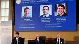Drei Jury-Mitglieder verkünden die Sieger des Nobelpreises.