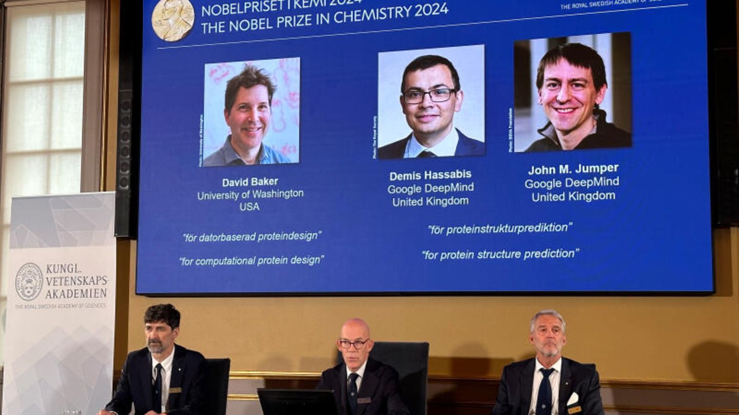 Chemie: Geknackter Protein-Code durch David Baker, Demis Hassabi und John M. Jumper Drei Jury-Mitglieder verkünden die Sieger des Nobelpreises.