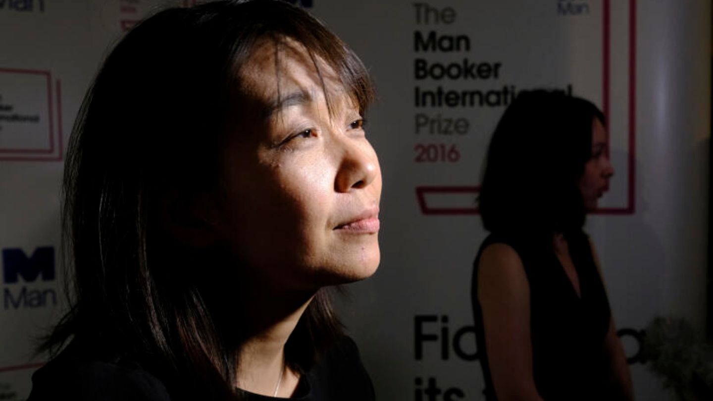 Literatur: Nobelpreis für „intensive poetische Prosa“ an Han Kang Die südkoreanische Schriftstellerin Han Kang sieht in einem Portrait nach rechts.