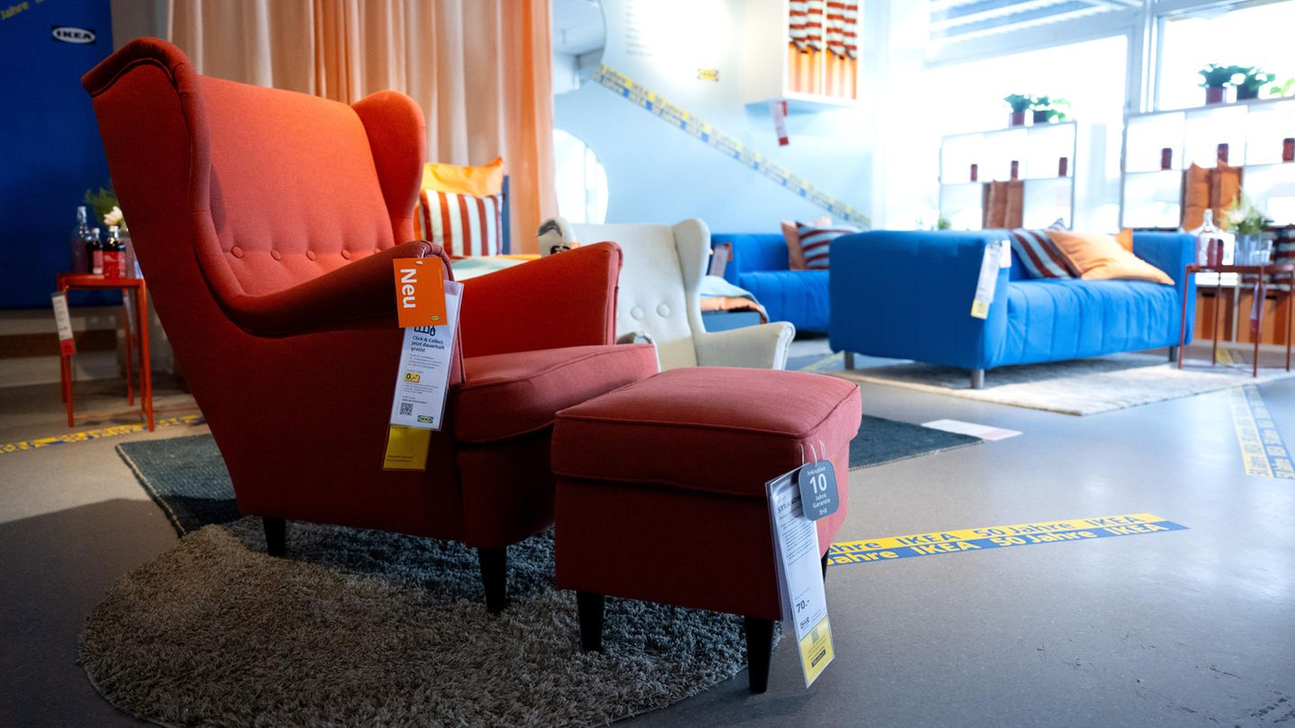 Jubiläumsstücke Ein Sessel und weitere Möbel von IKEA stehen in der Ausstellungsfläche in der Filiale Eching