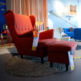 Ein Sessel und weitere Möbel von IKEA stehen in der Ausstellungsfläche in der Filiale Eching