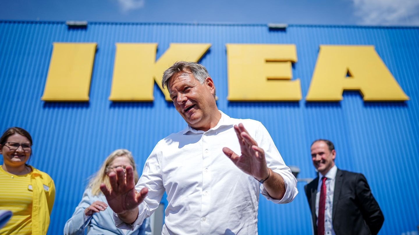 Geht ein Minister zu Ikea Robert Habeck steht vor IKEA in Berlin
