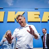 Robert Habeck steht vor IKEA in Berlin