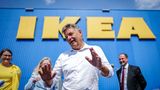 Robert Habeck steht vor IKEA in Berlin