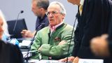 Der Adelige Heinrich XIII Prinz Reuß sitzt im Gerichtssaal des OLG Frankfurt