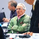 Der Adelige Heinrich XIII Prinz Reuß sitzt im Gerichtssaal des OLG Frankfurt