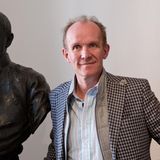 Der Adelige Gregor Graf von Bismarck neben einer Statue Otto von Bismarcks