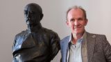 Der Adelige Gregor Graf von Bismarck neben einer Statue Otto von Bismarcks