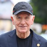 Der Adelige Frédéric Prinz von Anhalt blickt in die Kamera eines Fotografen