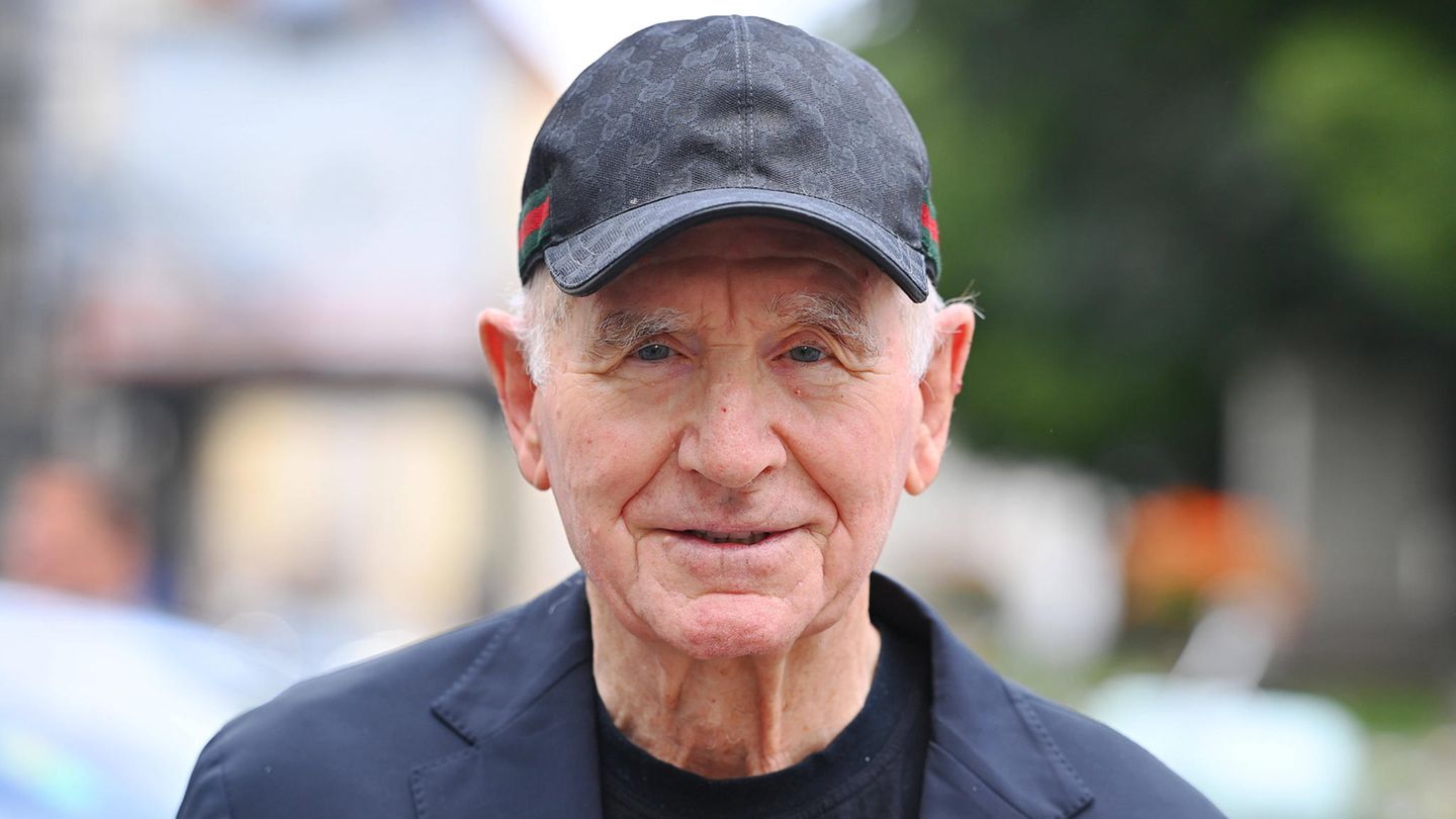 Der Adelige Frédéric Prinz von Anhalt blickt in die Kamera eines Fotografen