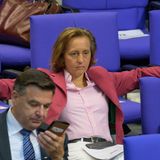 Die Adelige Beatrix von Storch sitzt im Deutschen Bundestag auf einem Stuhl