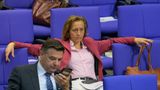 Die Adelige Beatrix von Storch sitzt im Deutschen Bundestag auf einem Stuhl