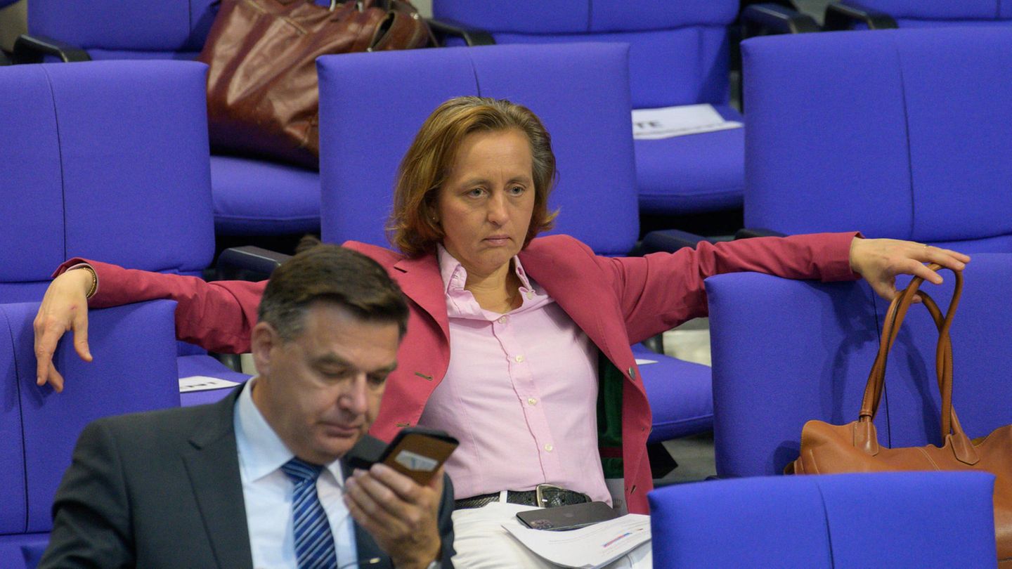 Beatrix von Storch Die Adelige Beatrix von Storch sitzt im Deutschen Bundestag auf einem Stuhl