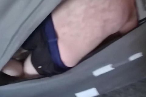 Absurdes Video: Polizei findet Verbrecher in seinem Sofa versteckt