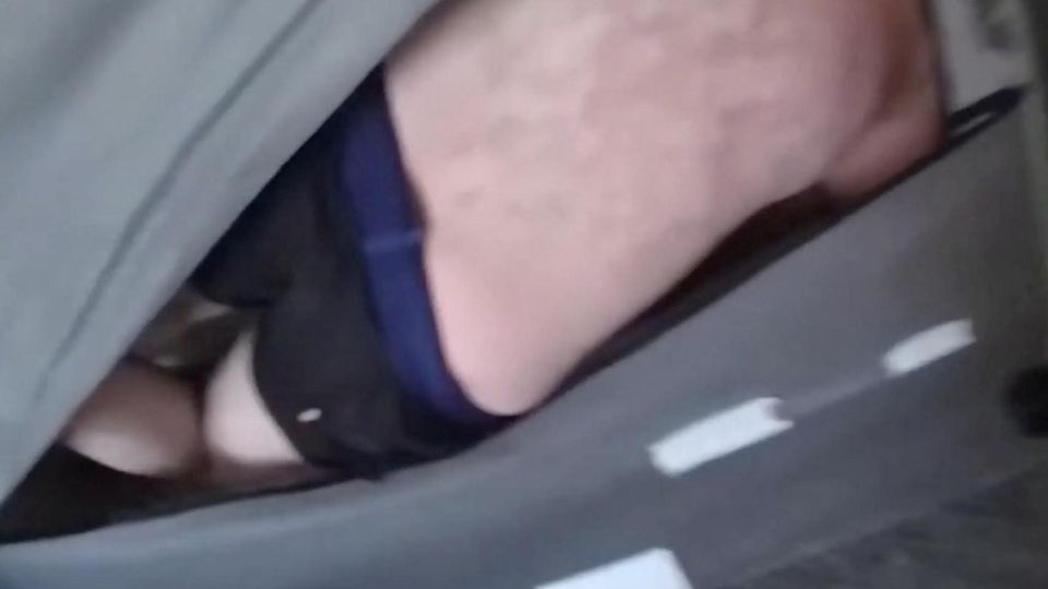Absurdes Video: Polizei findet Verbrecher in seinem Sofa versteckt