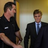 Der Boulevard verpasste ihm einst den Namen "Prügel-Prinz". Prinz Ernst August von Hannover stammt aus einem der ehrwürdigsten deutschen Adelsgeschlechter. Er stand schon vor Gericht (siehe Bild), weil er in Kenia einen Hotelier verprügelte. Es blieb nicht das einzige Störgeräusch in der Karriere des Prinzen: 1998 soll er einen Journalisten mit einem Regenschirm verdroschen haben, zwei Jahre später urninierte er angeblich an einen Pavillon während der Weltausstellung Expo. Die Liste ließe sich problemlos fortsetzen