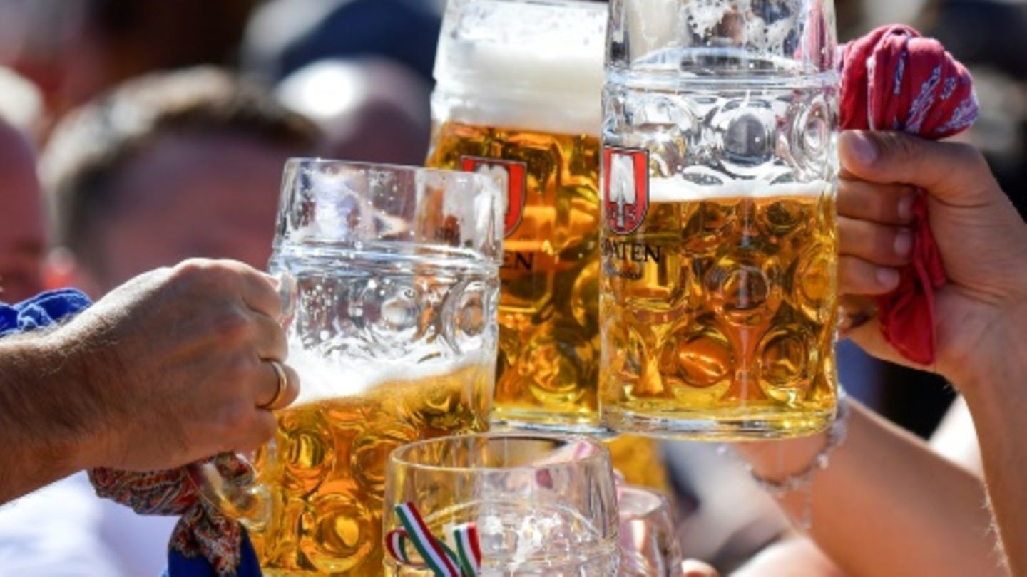 End of popular pub crawls: Prague bans organized late-night drinking sessions