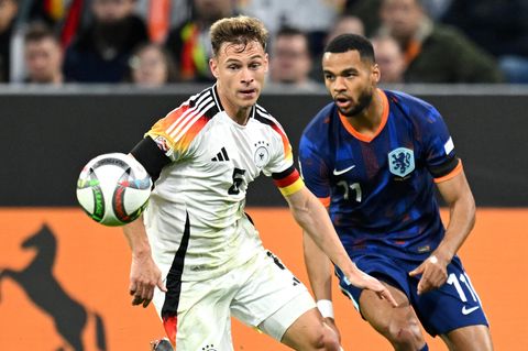 Deutschlands Joshua Kimmich (l.) und Cody Gakpo aus den Niederlanden kämpfen um den Ball