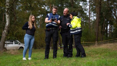 Polizisten suchen mit einer Drohne unweit eines Campingplatzes in Melbeck (Niedersachsen) nach dem vermissten Studenten