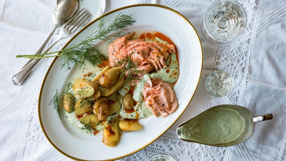 Genußkolumne Einfach Essen: Lachsfilet mit Kartoffeln und Dill-Joghurt