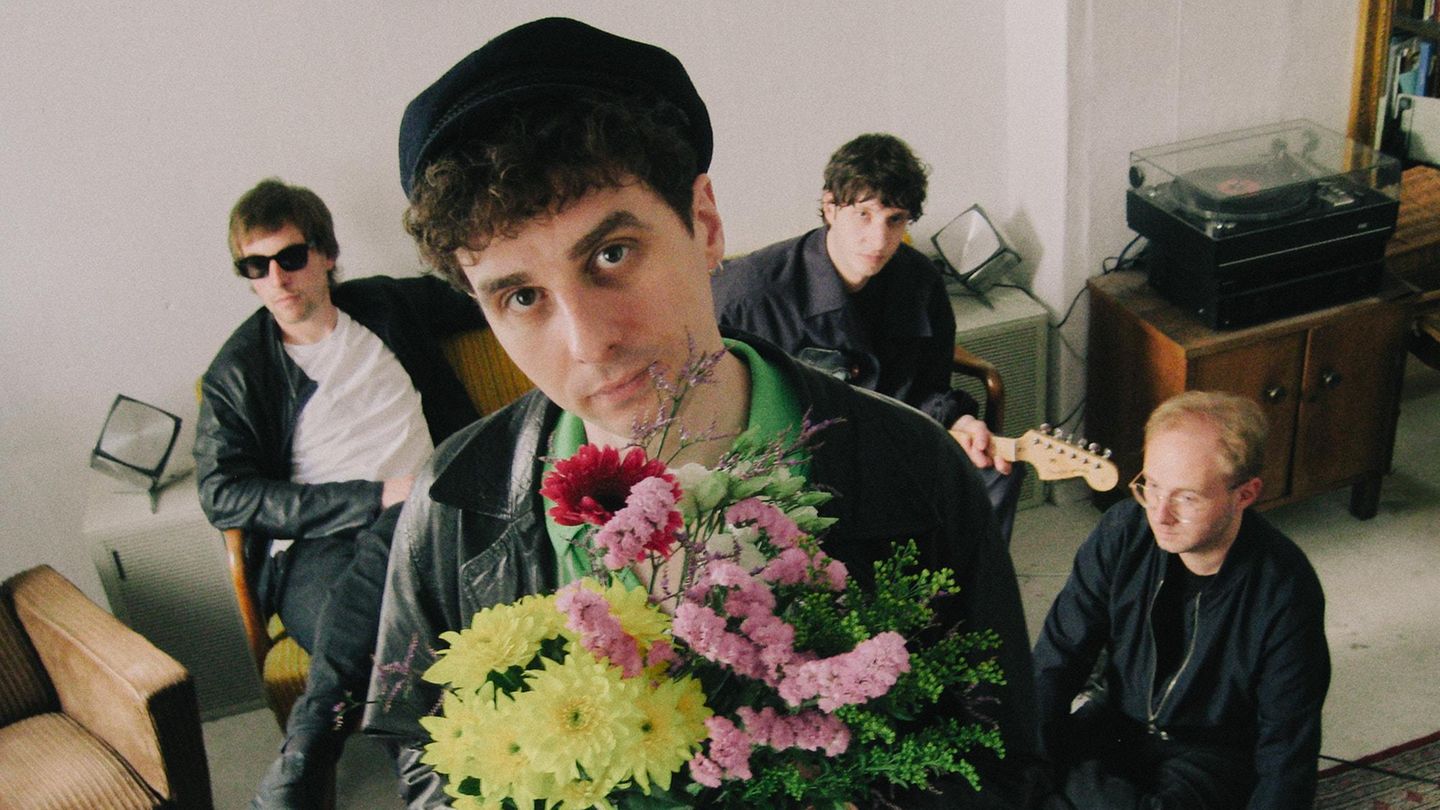 Die Band Isolation Berlin, der Frontmann hat einen Blumenstrauß in der Hand Die Band Isolation Berlin, der Frontmann hat einen Blumenstrauß in der Hand