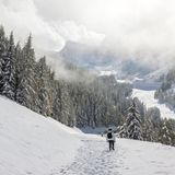 Umgeben von imposanten Dreitausendern  Leicht, 8 Kilometer, 2 Stunden  Start: Skiarena Klausberg und immer geradeaus. Vorbei am Gallhaus. Nach rund zwei Kilometer biegt der Weg links ab, zwei weitere Kilometer erreicht man St. Johann. Dort rasten, die klare Schneeluft und Stille genießen dann wieder kehrt machen