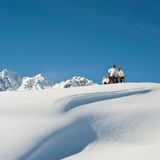 Familienfreundlich und Panoramen  Leicht, 2,6 Kilometer, 70 bis 90 Minuten  Start am Parkplatz beim Bella-Vista-Hotel. Links und der Richtung "Drei Brunnen" bis zur Kirche von Trafoi. Über Wiesenwege über auf den Annaweg (Nr.6) bis zur Brücke. Das Ziel: die Heilligen Drei Brunnen