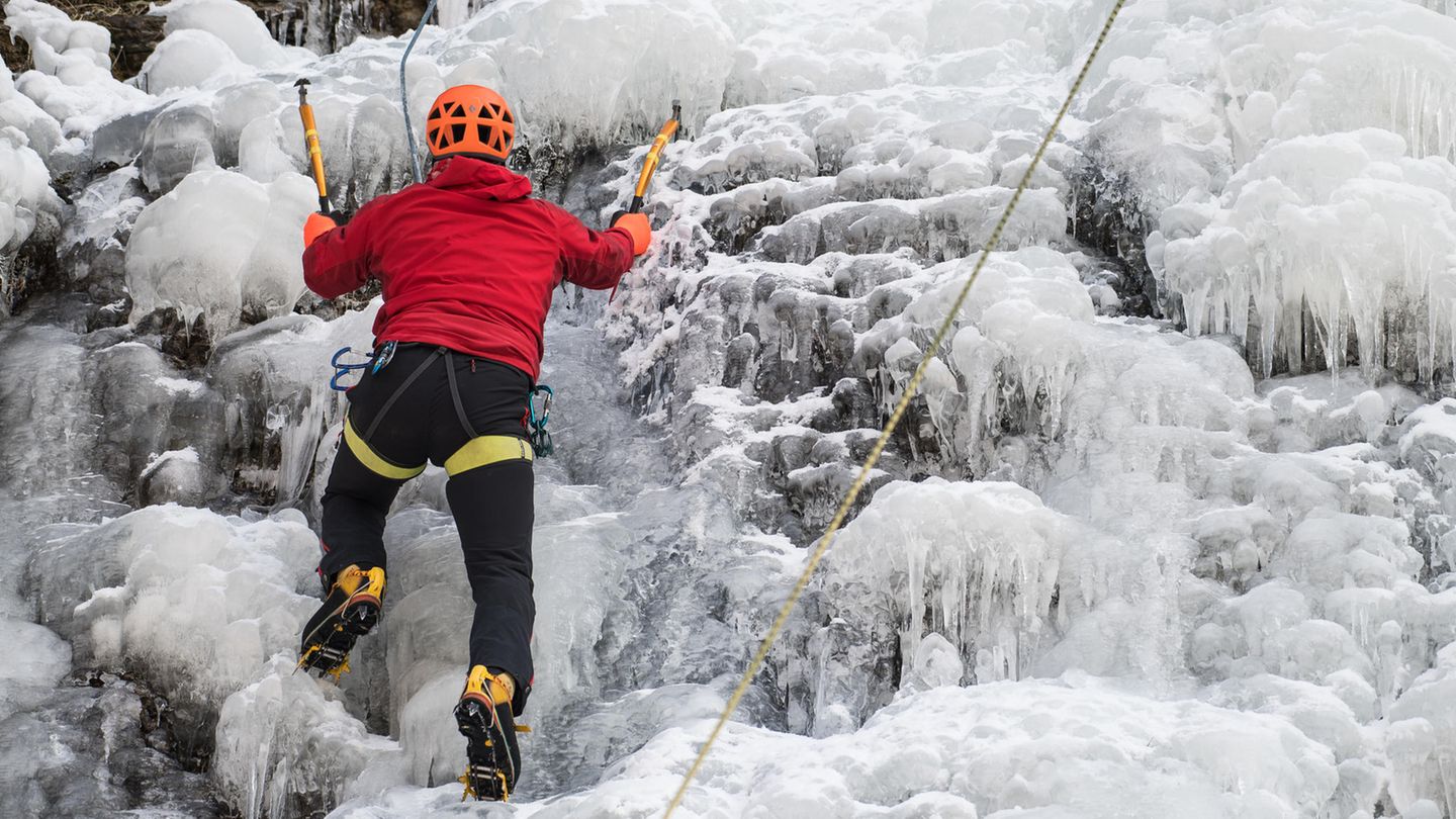 Hoch statt weit  Mittel, ganzer Tag  Gut, dieser Tipp führt nicht von A nach B sondern nach oben. Wie wäre es mit Eisklettern? Klingt extremer als es ist. Menschen mit Kletter- und Bouldererfahrungen sollte der Einstieg leichtfallen, den anderen werden die wichtigsten Griffe am Wasserfall auch nicht schwerfallen.  Rund um Sexten, bei Sappada und bei Rein in Taufers gibt es genug Wasserfälle für jeden Schwierigkeitsgrad, die sich zum Eiskletter-Einstieg eignen.  Infos zu Bergführern und Buchungen:  Alpinschule Drei Zinnen  Mountainguide Andy Schäfer  Dolomagic