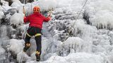 Hoch statt weit  Mittel, ganzer Tag  Gut, dieser Tipp führt nicht von A nach B sondern nach oben. Wie wäre es mit Eisklettern? Klingt extremer als es ist. Menschen mit Kletter- und Bouldererfahrungen sollte der Einstieg leichtfallen, den anderen werden die wichtigsten Griffe am Wasserfall auch nicht schwerfallen.  Rund um Sexten, bei Sappada und bei Rein in Taufers gibt es genug Wasserfälle für jeden Schwierigkeitsgrad, die sich zum Eiskletter-Einstieg eignen.  Infos zu Bergführern und Buchungen:  Alpinschule Drei Zinnen  Mountainguide Andy Schäfer  Dolomagic