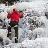 Hoch statt weit  Mittel, ganzer Tag  Gut, dieser Tipp führt nicht von A nach B sondern nach oben. Wie wäre es mit Eisklettern? Klingt extremer als es ist. Menschen mit Kletter- und Bouldererfahrungen sollte der Einstieg leichtfallen, den anderen werden die wichtigsten Griffe am Wasserfall auch nicht schwerfallen.  Rund um Sexten, bei Sappada und bei Rein in Taufers gibt es genug Wasserfälle für jeden Schwierigkeitsgrad, die sich zum Eiskletter-Einstieg eignen.  Infos zu Bergführern und Buchungen:  Alpinschule Drei Zinnen  Mountainguide Andy Schäfer  Dolomagic
