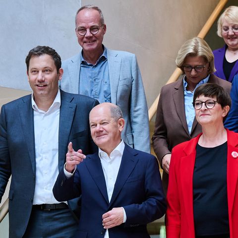 Lars Klingbeil, Olaf Scholz und Saskia Esken (v.l.), dahinter Matthias Miersch, Anke Rehlinger und Hubertus Heil