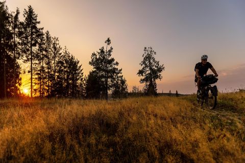 Reporter Stefan Schmitz fährt mit seinem Fahrrad im Sonnenuntergang in Thüringen