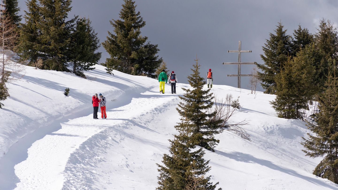 Puflatsch Rundweg Ideale Familienwanderung mit Traumpanoramen  Leicht, 7 Kilometer, 2, 5 Stunden  Start: Bergstation der Seiser Alm. ) Richtung Puflatschhütte, die ersten Meter beginnen etwas steil. Bei einer Kreuzung Weg Nr. 14 bis zum Aussichtspunkt "Engelsrast" nehmen. Der Gipfel des Puflatsch bietet ein grandioses Panorama. Auf dem Rückweg über die Arnikahütte gelangt man auch zu den berühmten Hexenbänken.