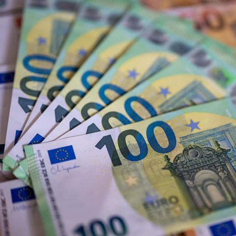 Bargeld in Euronoten liegt aufgefächert auf einem Tisch