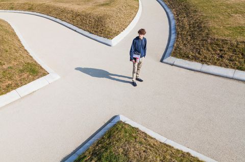 Ein Jugendlicher steht an einer Kreuzung zum rechten Weg gewandt und schaut sich um Jugendstudie