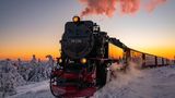 Die Brockenbahn fährt durch die Schneelandschaft