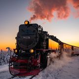 Die Brockenbahn fährt durch die Schneelandschaft