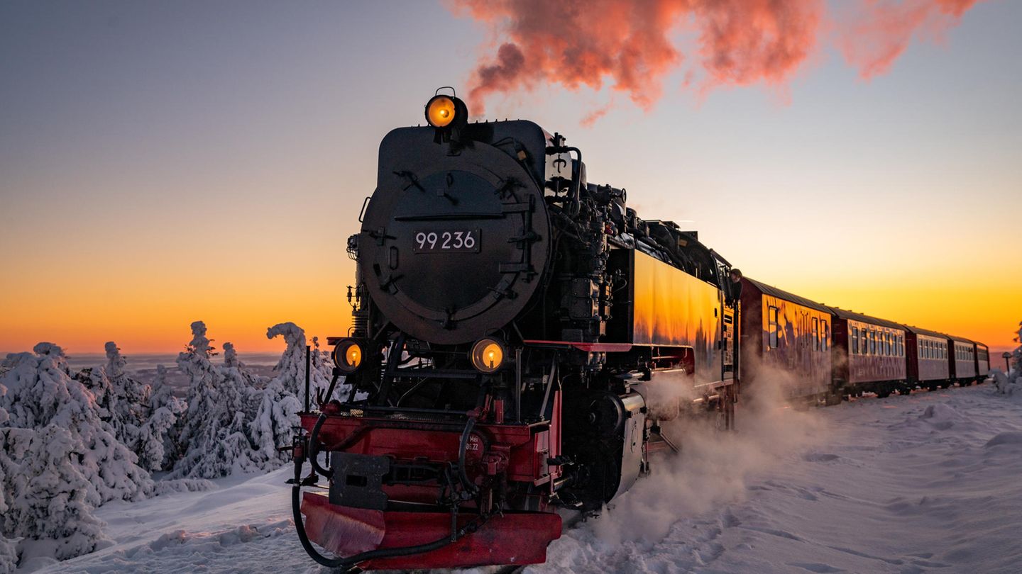 Die Brockenbahn fährt durch die Schneelandschaft