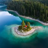 Maximilian Insel im türkisgrünen Eibsee