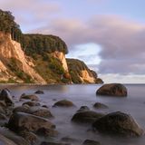 Steilklippen mit Buchenwäldern am Meer in Rügen